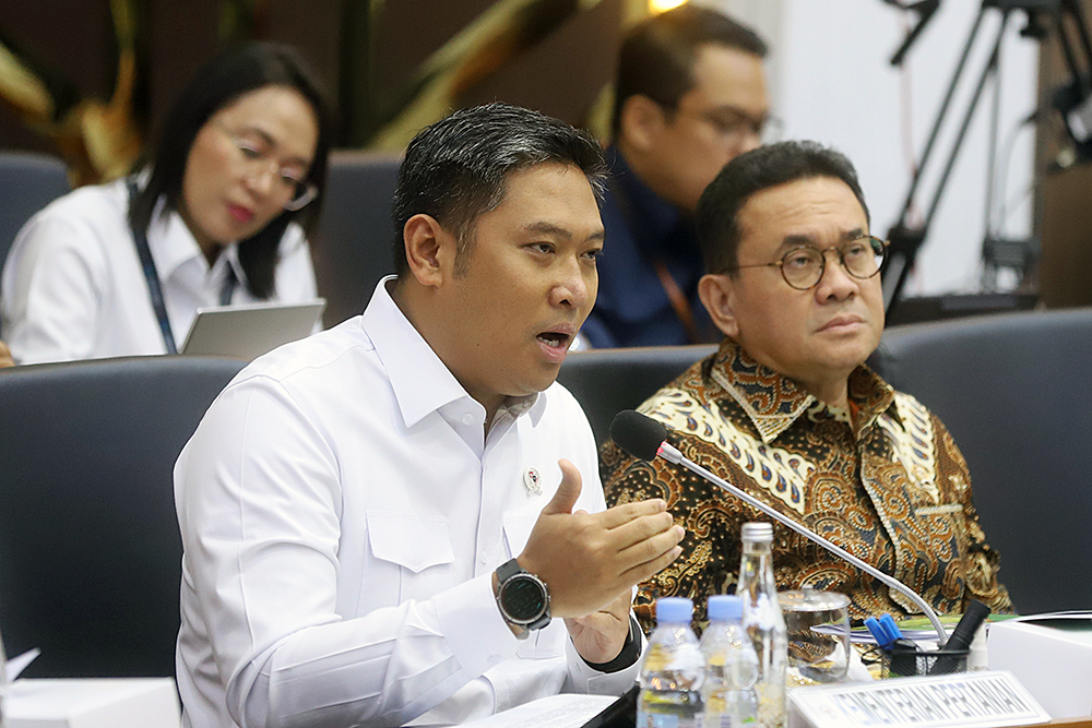 Menteri Perdagangan Budi Santoso bersama Wakil Menteri Pertanian Sudaryono  mengikuti rapat kerja bersama Badan Legislasi DPR. (BeritaNasional/Elvis Sendouw)