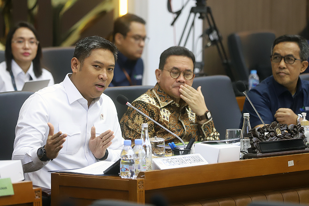Menteri Perdagangan Budi Santoso bersama Wakil Menteri Pertanian Sudaryono  mengikuti rapat kerja bersama Badan Legislasi DPR. (BeritaNasional/Elvis Sendouw)