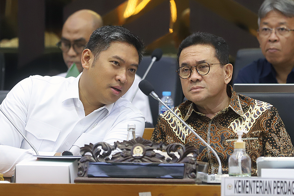 Menteri Perdagangan Budi Santoso bersama Wakil Menteri Pertanian Sudaryono  mengikuti rapat kerja bersama Badan Legislasi DPR. (BeritaNasional/Elvis Sendouw)