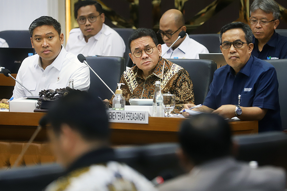 Menteri Perdagangan Budi Santoso bersama Wakil Menteri Pertanian Sudaryono  mengikuti rapat kerja bersama Badan Legislasi DPR. (BeritaNasional/Elvis Sendouw)