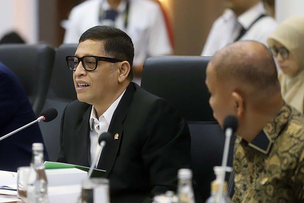 Menteri Perdagangan Budi Santoso bersama Wakil Menteri Pertanian Sudaryono  mengikuti rapat kerja bersama Badan Legislasi DPR. (BeritaNasional/Elvis Sendouw)