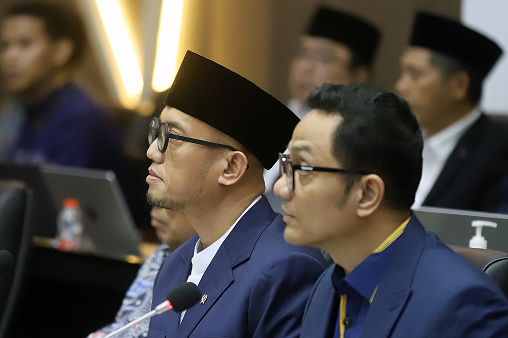 Wakil Menteri Haji dan Umrah Dahnil Anzar Simanjuntak (kiri) bersama Kepala Badan Pelaksana Badan Pengelola Keuangan Haji (BPKH) Fadlul Imansyah (kanan) bersiap mengikuti rapat kerja bersama Badan Legislasi (Baleg) DPR . (BeritaNasional/Elvis Sendouw)
