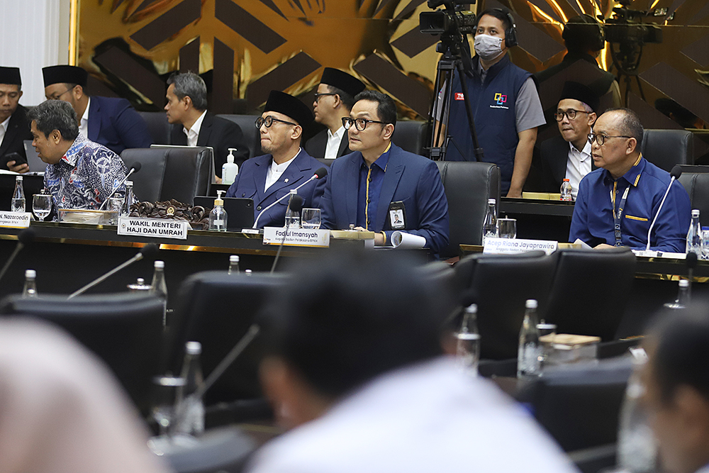Wakil Menteri Haji dan Umrah Dahnil Anzar Simanjuntak (kiri) bersama Kepala Badan Pelaksana Badan Pengelola Keuangan Haji (BPKH) Fadlul Imansyah (kanan) bersiap mengikuti rapat kerja bersama Badan Legislasi (Baleg) DPR . (BeritaNasional/Elvis Sendouw)