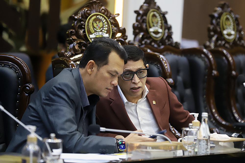 Wakil Menteri Haji dan Umrah Dahnil Anzar Simanjuntak (kiri) bersama Kepala Badan Pelaksana Badan Pengelola Keuangan Haji (BPKH) Fadlul Imansyah (kanan) bersiap mengikuti rapat kerja bersama Badan Legislasi (Baleg) DPR . (BeritaNasional/Elvis Sendouw)
