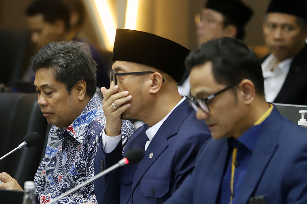 Wakil Menteri Haji dan Umrah Dahnil Anzar Simanjuntak (kiri) bersama Kepala Badan Pelaksana Badan Pengelola Keuangan Haji (BPKH) Fadlul Imansyah (kanan) bersiap mengikuti rapat kerja bersama Badan Legislasi (Baleg) DPR . (BeritaNasional/Elvis Sendouw)