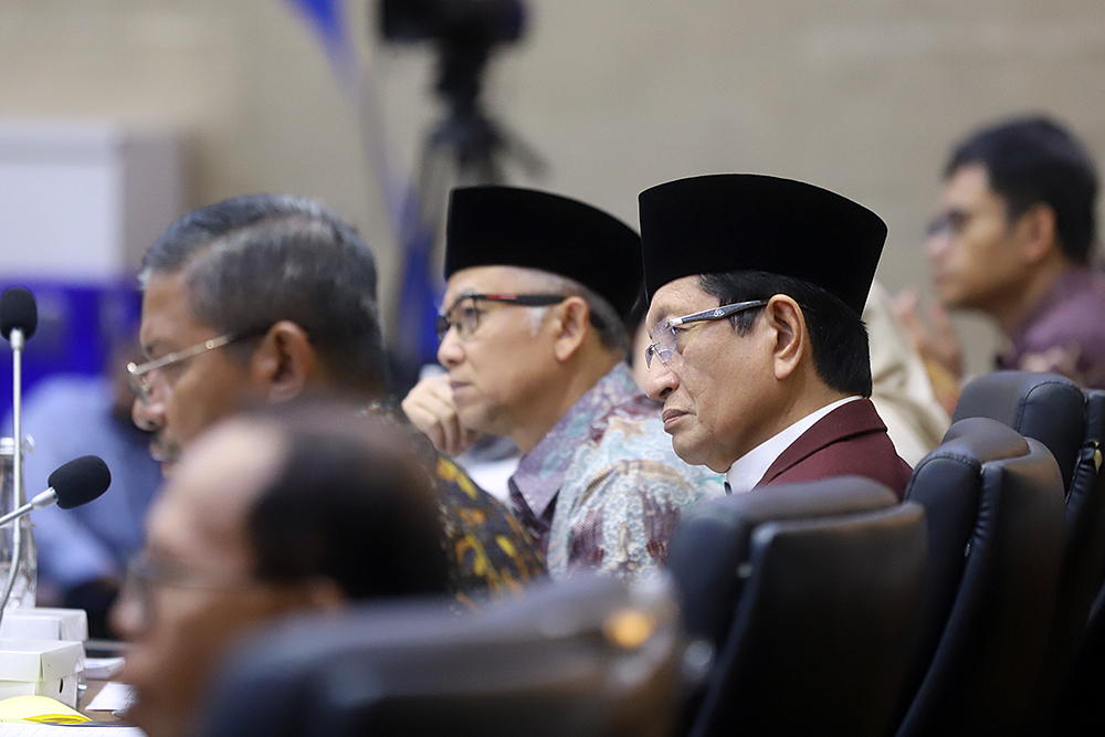 Badan Legislasi (Baleg) DPR RI menggelar rapat kerja (raker) bersama Menteri Agama (Menag) Nasaruddin Umar dan Wamen Pendidikan Dasar dan Menengah (Wamendikdasmen), Atip Latipulhayat. (BeritaNasional/Elvis Sendouw)