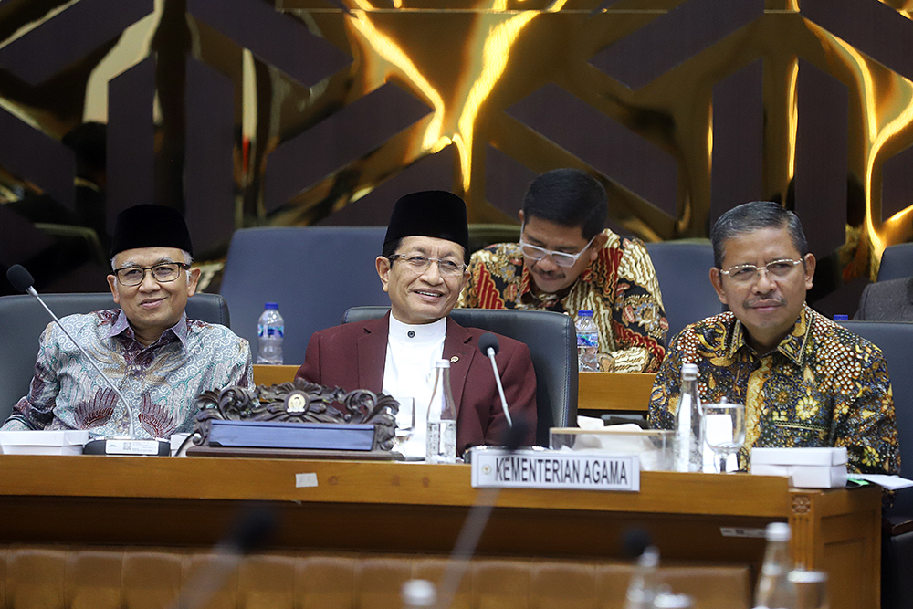 Badan Legislasi (Baleg) DPR RI menggelar rapat kerja (raker) bersama Menteri Agama (Menag) Nasaruddin Umar dan Wamen Pendidikan Dasar dan Menengah (Wamendikdasmen), Atip Latipulhayat. (BeritaNasional/Elvis Sendouw)