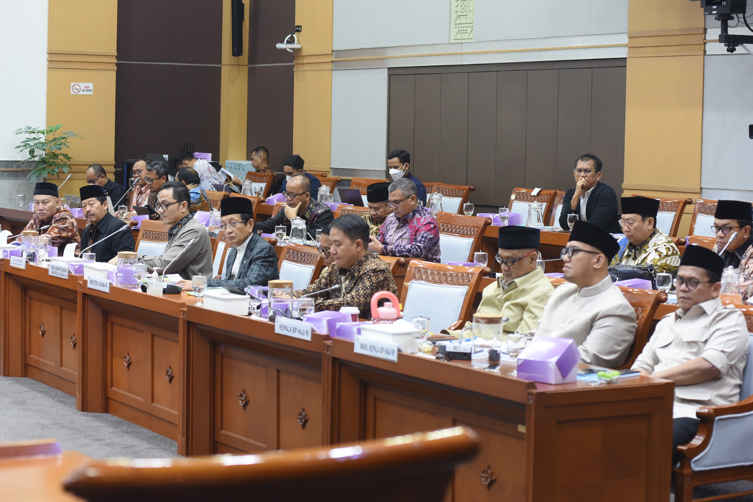 Raker dan RDP Komisi VIII bersama Menag Bahas Evaluasi Penyelenggaraan Haji Rapat Kerja dan Rapan Dengar Pendapat Komisi VIII bersama Menteri Agama. (BeritaNasional/Elvis Sendouw)