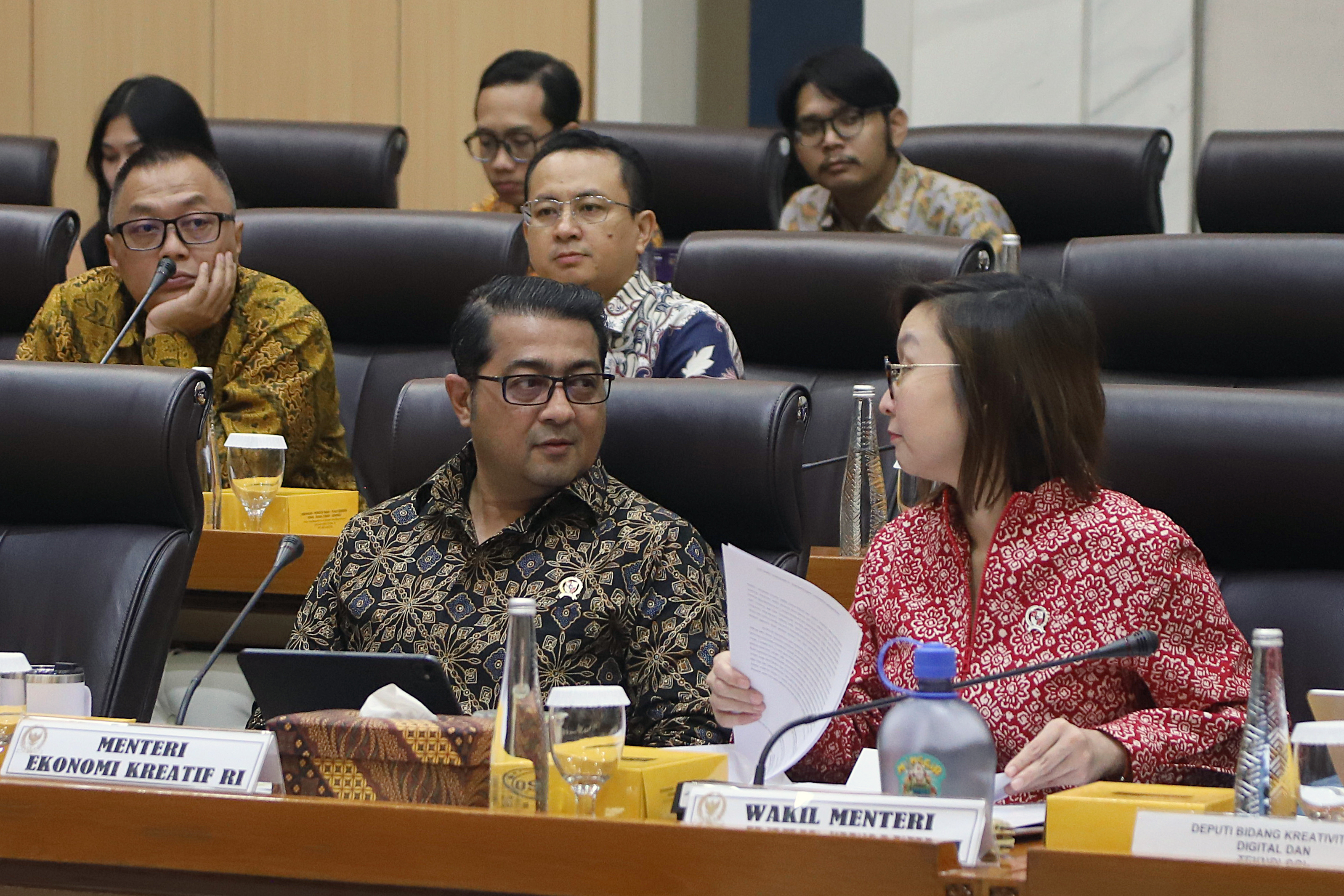 Raker Komisi I Bersama Menteri Ekonomi Kreatif Bahas Program Kerja Rapat kerja komisi I dengan Menteri Ekonomi Kreatif. (BeritaNasional/Elvis Sendouw)