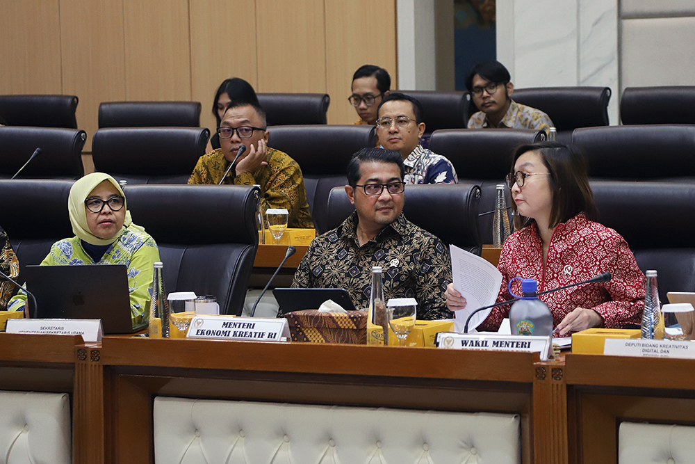 Raker Komisi I Bersama Menteri Ekonomi Kreatif Bahas Program Kerja Rapat kerja komisi I dengan Menteri Ekonomi Kreatif. (BeritaNasional/Elvis Sendouw)