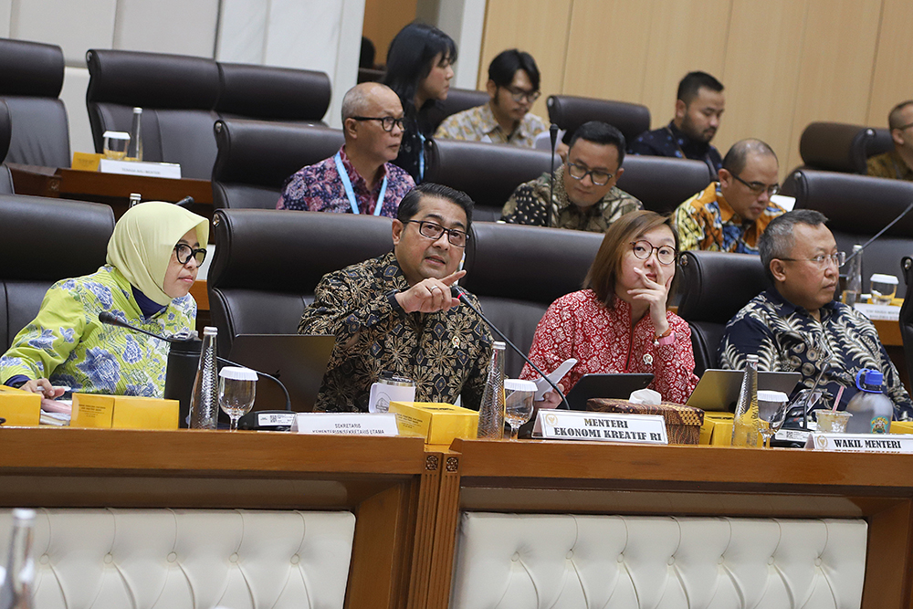 Raker Komisi I Bersama Menteri Ekonomi Kreatif Bahas Program Kerja Rapat kerja komisi I dengan Menteri Ekonomi Kreatif. (BeritaNasional/Elvis Sendouw)