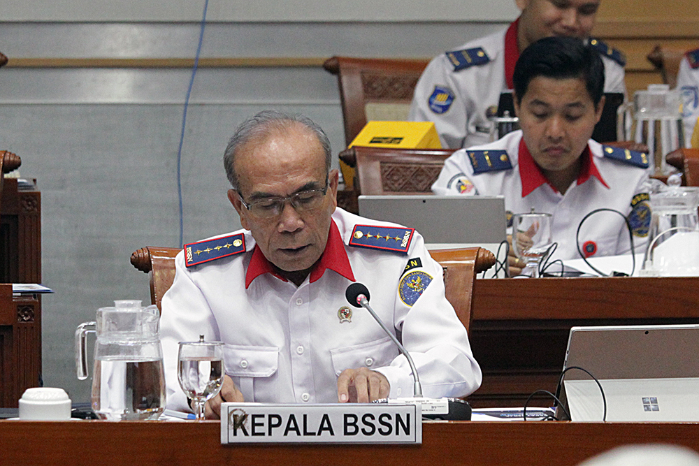 Kepala Badan Siber dan Sandi Negara (BSSN) Hinsa Siburian bersama jajaran mengikuti rapat kerja bersama Komisi I DPR bahas program kerja 2025)