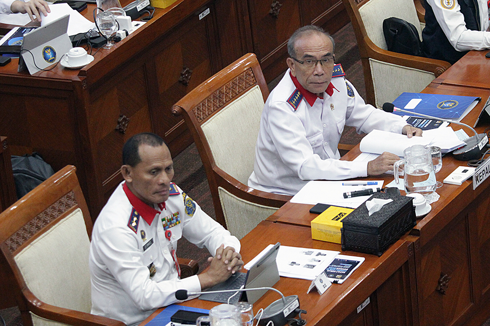 Kepala Badan Siber dan Sandi Negara (BSSN) Hinsa Siburian bersama jajaran mengikuti rapat kerja bersama Komisi I DPR bahas program kerja 2025)