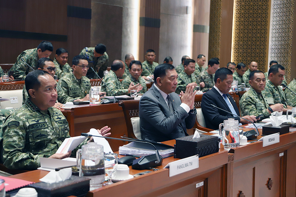 Menteri Pertahanan bersama Panglima, Kasad, Kasal, dan Kasau menghadiri rapat kerja bersama Komisi I DPR. (BeritaNasional/Elvis Sendouw)