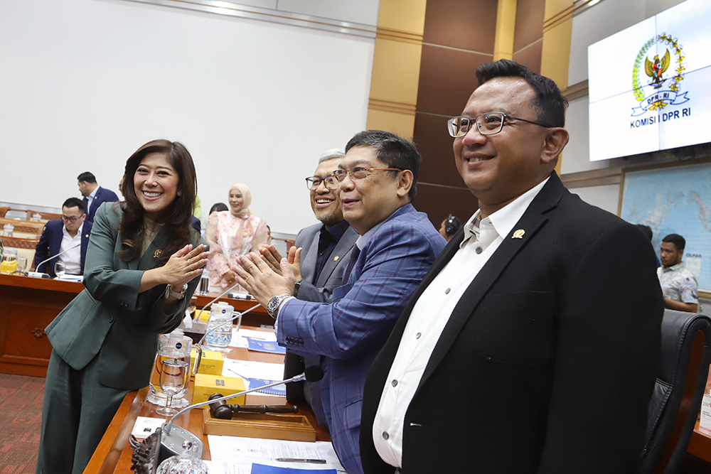 Menteri Komunikasi dan Digital (Menkomdigi) Meutya Hafid saat menghadiri rapat kerja bersama Komisi I DPR RI. (BeritaNasional/Elvis Sendouw)