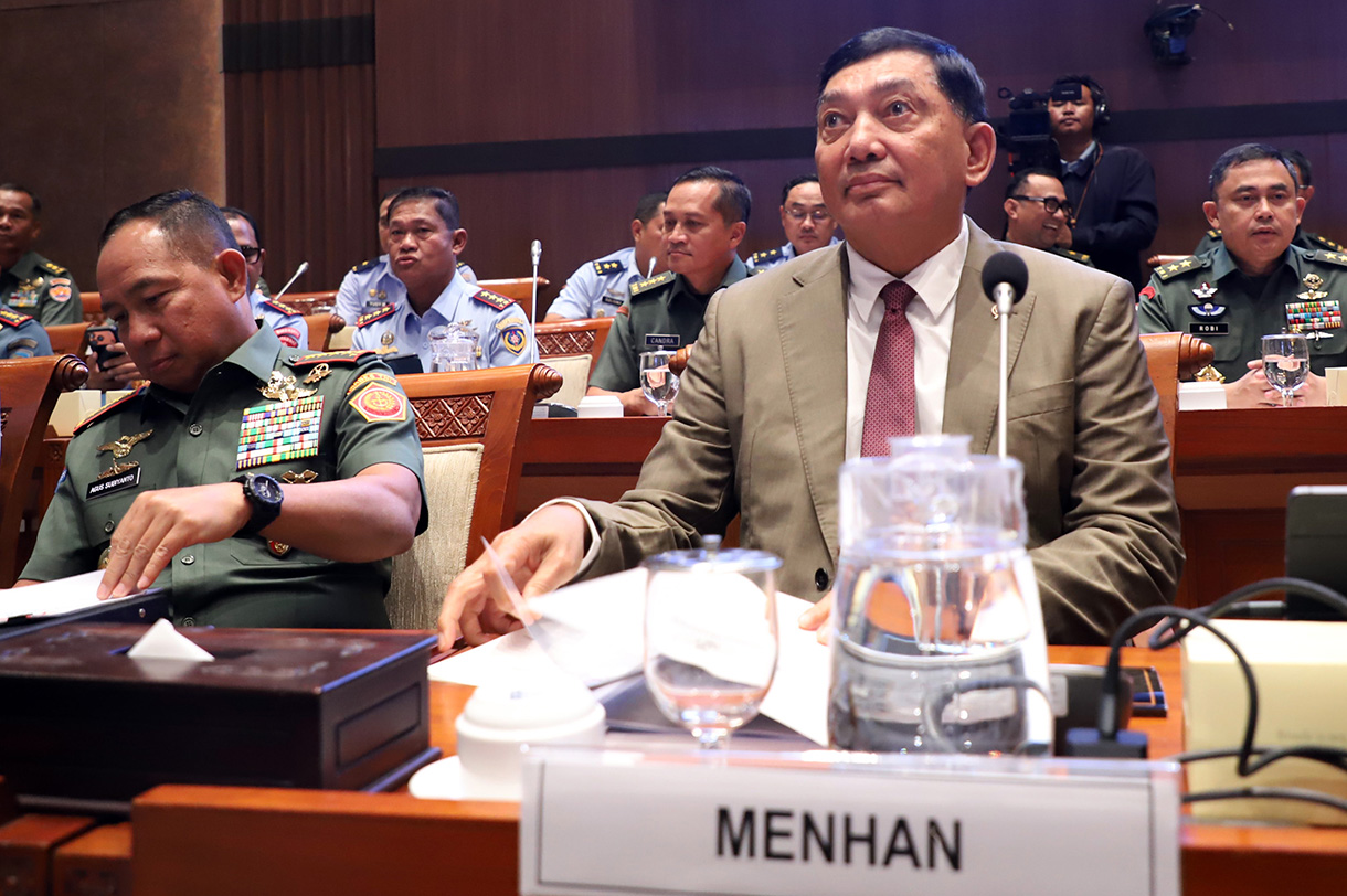 Menteri Pertahanan Sjafrie Sjamsoeddin bersiap mengikuti rapat kerja dengan Komisi I DPR di Kompleks Parlemen, Senayan, Jakarta, Senin (24/11/2025).  (Beritanasional.com/Oke Atmaja)