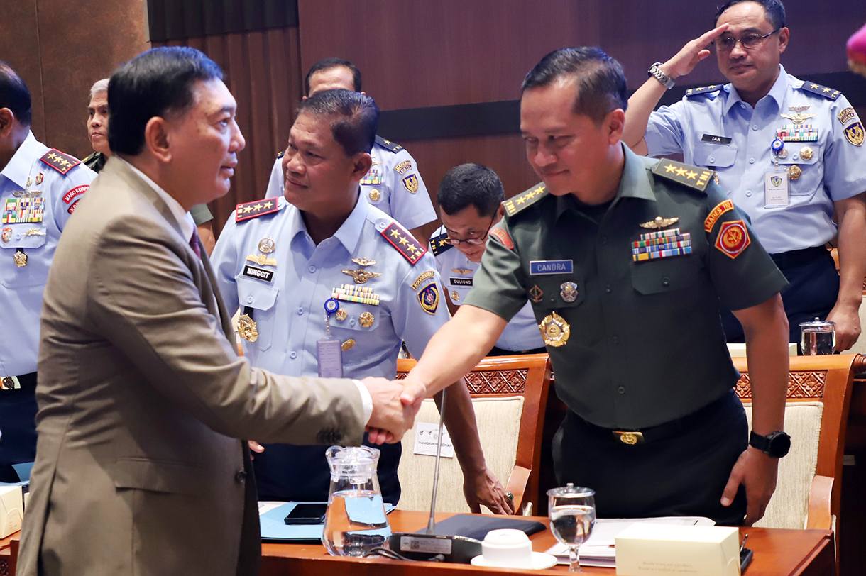 Menteri Pertahanan Sjafrie Sjamsoeddin bersiap mengikuti rapat kerja dengan Komisi I DPR di Kompleks Parlemen, Senayan, Jakarta, Senin (24/11/2025).  (Beritanasional.com/Oke Atmaja)