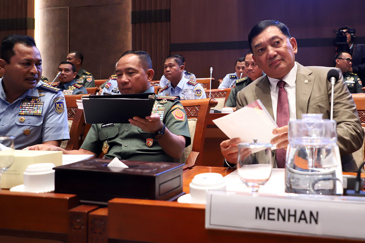 Menteri Pertahanan Sjafrie Sjamsoeddin bersiap mengikuti rapat kerja dengan Komisi I DPR di Kompleks Parlemen, Senayan, Jakarta, Senin (24/11/2025).  (Beritanasional.com/Oke Atmaja)