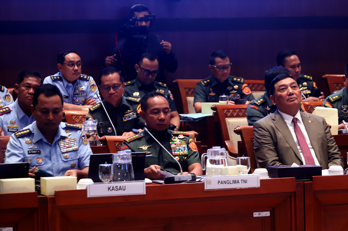 Menteri Pertahanan Sjafrie Sjamsoeddin bersiap mengikuti rapat kerja dengan Komisi I DPR di Kompleks Parlemen, Senayan, Jakarta, Senin (24/11/2025).  (Beritanasional.com/Oke Atmaja)