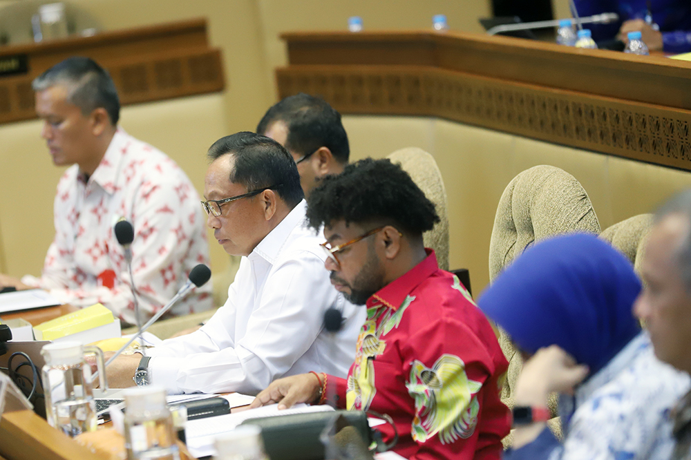 Rapat kerja komisi II bersama Menteri Dalam Negeri bahas RUU Kabupaten/Kota. (BeritaNasional/Elvis Sendouw)