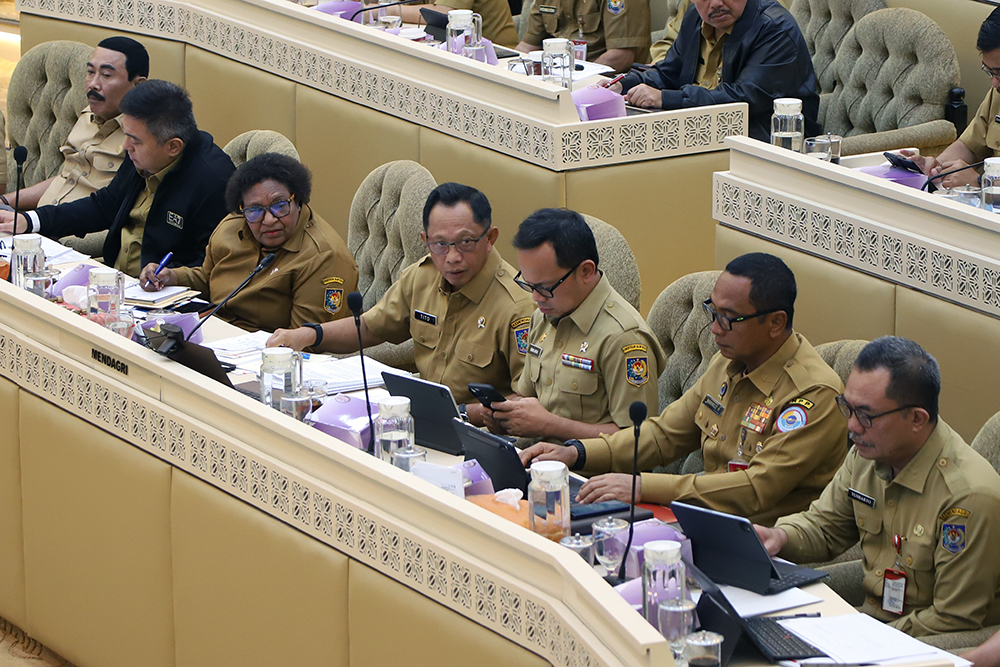 Menteri Dalam Negeri Muhammad Tito Karnavian mengikuti rapat kerja bersama Komisi II DPR RI. (BeritaNasional/Elvis Sendouw)