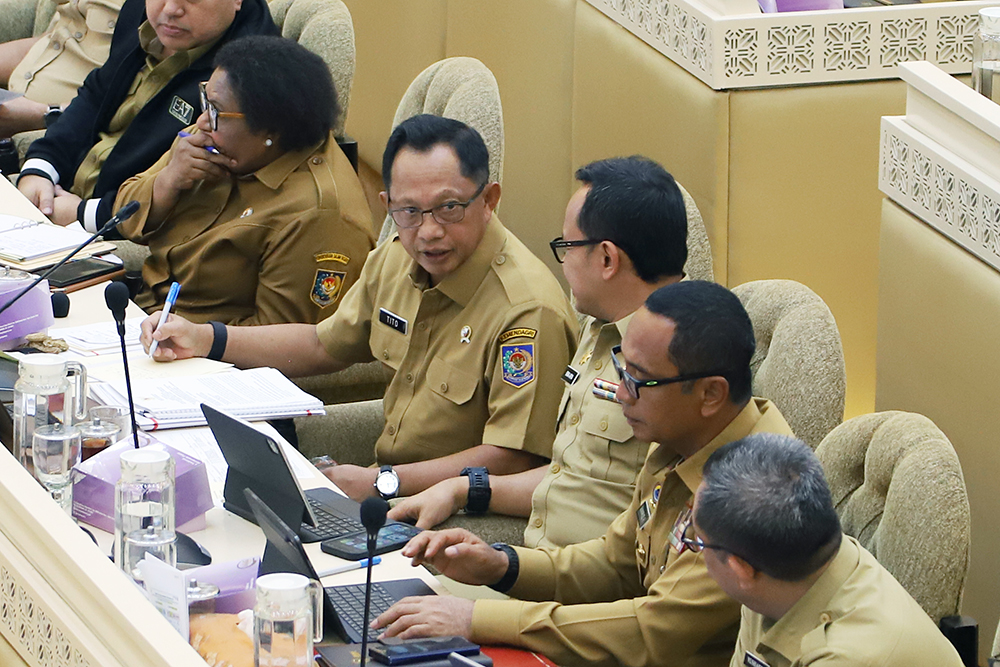 Menteri Dalam Negeri Muhammad Tito Karnavian mengikuti rapat kerja bersama Komisi II DPR RI. (BeritaNasional/Elvis Sendouw)