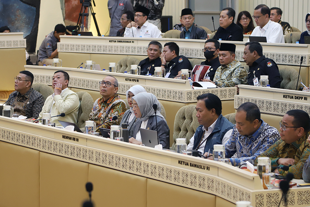 Rapat kerja Komisi II bersama Menteri Agraria dan Tata Ruang (ATR)/Kepala Badan Pertanahan Nasional (BPN) dan Menteri PANRB. (BeritaNasional/Elvis Sendouw)