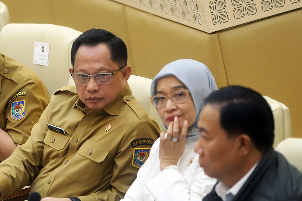 Komisi II DPR menggelar Rapat Kerja dengan Menteri Dalam Negeri (Mendagri) Tito Karnavian, MenPAN-RB Rini Widyantini dan para Gubernur. (BeritaNasional/Elvis Sendouw)