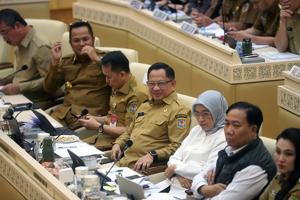Komisi II DPR menggelar Rapat Kerja dengan Menteri Dalam Negeri (Mendagri) Tito Karnavian, MenPAN-RB Rini Widyantini dan para Gubernur. (BeritaNasional/Elvis Sendouw)