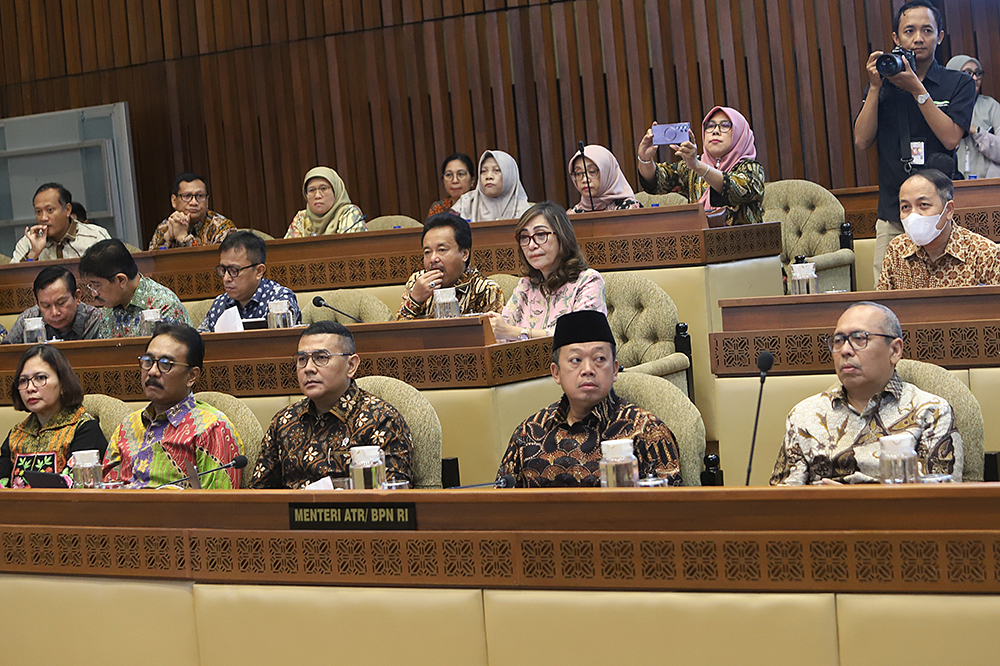 Menteri Agraria dan Tata Ruang/Kepala Badan Pertanahan Nasional (ATR/BPN) Nusron Wahid mengikuti rapat kerja bersama komisi II. (BeritaNasional/Elvis Sendouw)