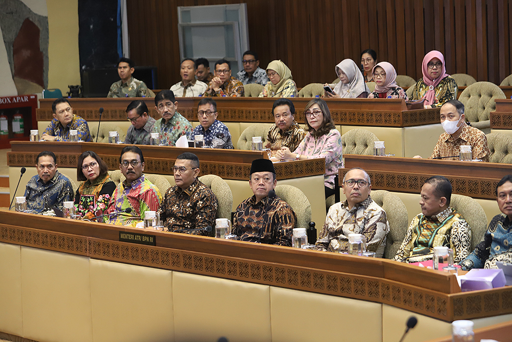 Menteri Agraria dan Tata Ruang/Kepala Badan Pertanahan Nasional (ATR/BPN) Nusron Wahid mengikuti rapat kerja bersama komisi II. (BeritaNasional/Elvis Sendouw)