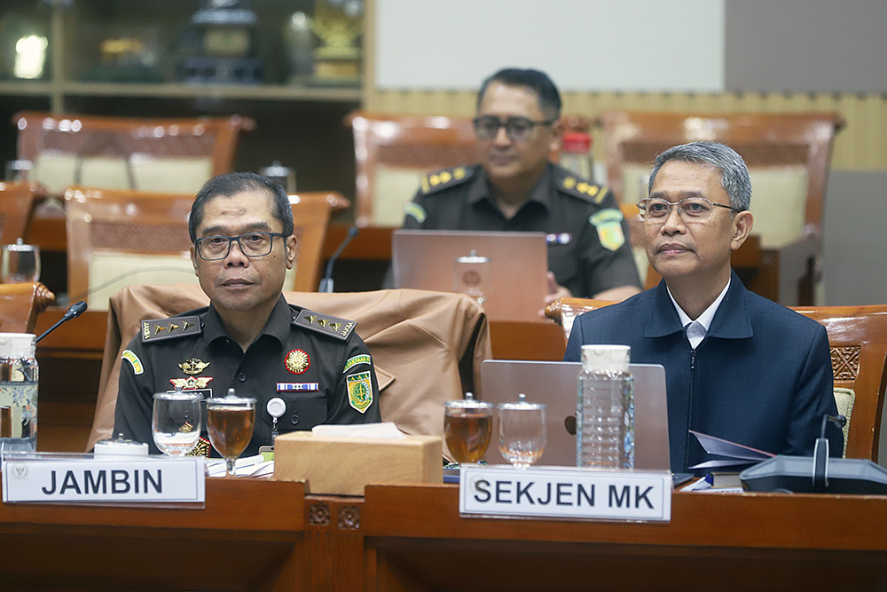 Sekretaris Jenderal Mahkamah Konstitusi (MK), Heru Setiawan bersama Jaksa Agung Muda Pembinaan (Jambin) Kejagung, Hendro Dewanto mengikuti rapat kerja bersama Komisi III DPR. (BeritaNasional/Elvis Sendouw)