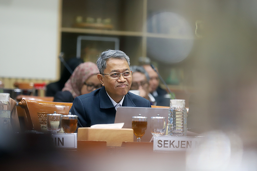 Sekretaris Jenderal Mahkamah Konstitusi (MK), Heru Setiawan bersama Jaksa Agung Muda Pembinaan (Jambin) Kejagung, Hendro Dewanto mengikuti rapat kerja bersama Komisi III DPR. (BeritaNasional/Elvis Sendouw)