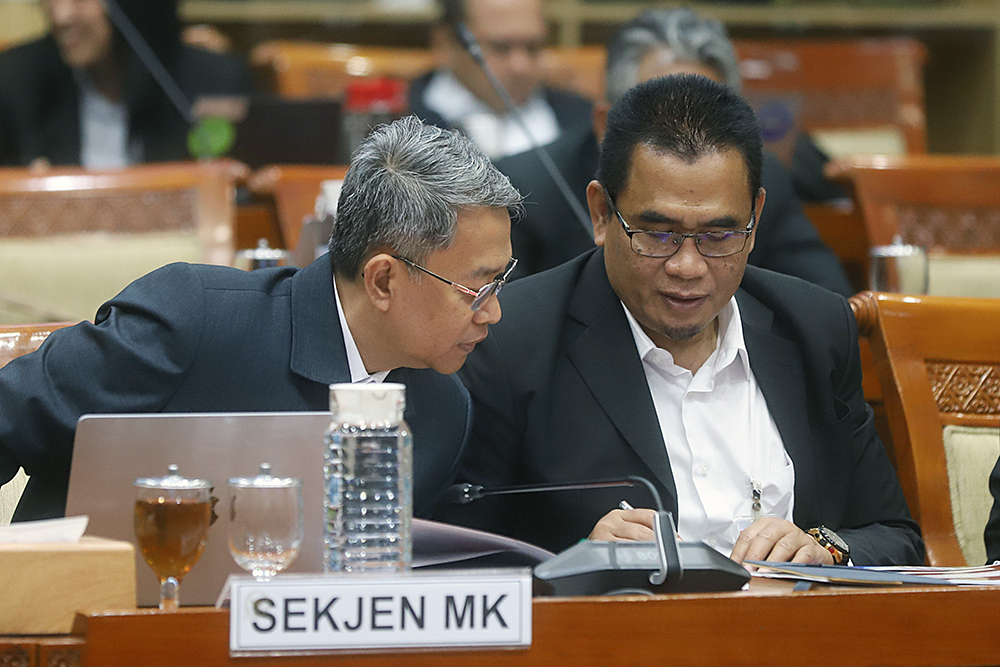 Sekretaris Jenderal Mahkamah Konstitusi (MK), Heru Setiawan bersama Jaksa Agung Muda Pembinaan (Jambin) Kejagung, Hendro Dewanto mengikuti rapat kerja bersama Komisi III DPR. (BeritaNasional/Elvis Sendouw)