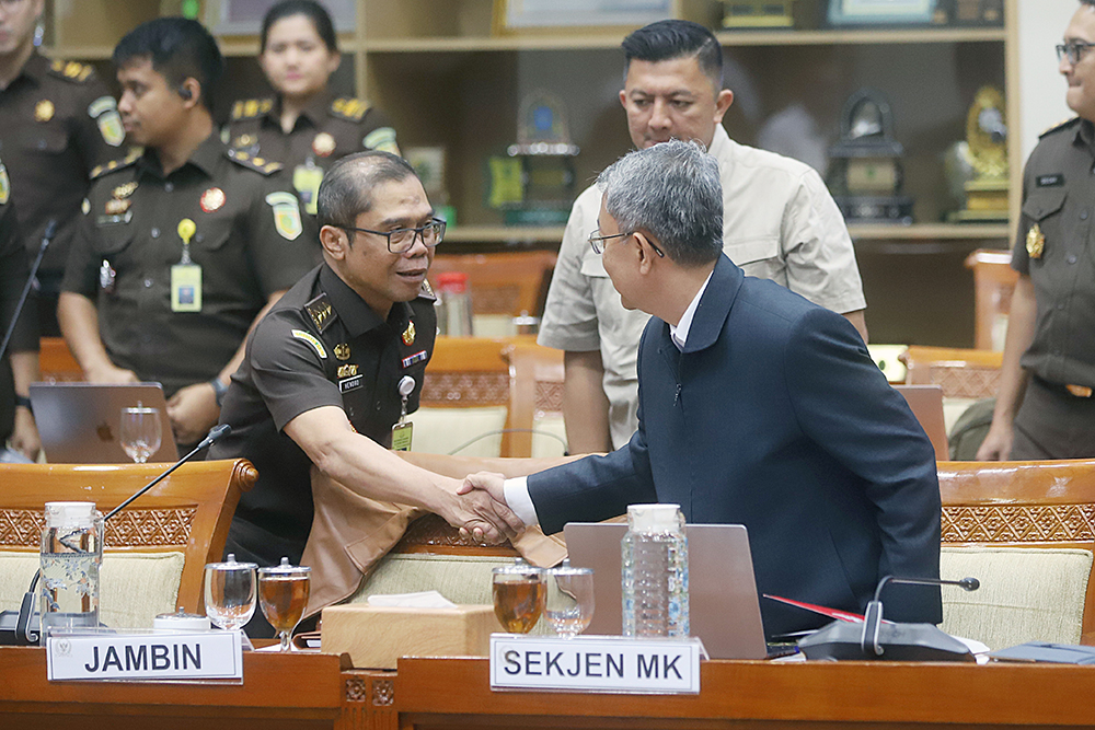 Sekretaris Jenderal Mahkamah Konstitusi (MK), Heru Setiawan bersama Jaksa Agung Muda Pembinaan (Jambin) Kejagung, Hendro Dewanto mengikuti rapat kerja bersama Komisi III DPR. (BeritaNasional/Elvis Sendouw)
