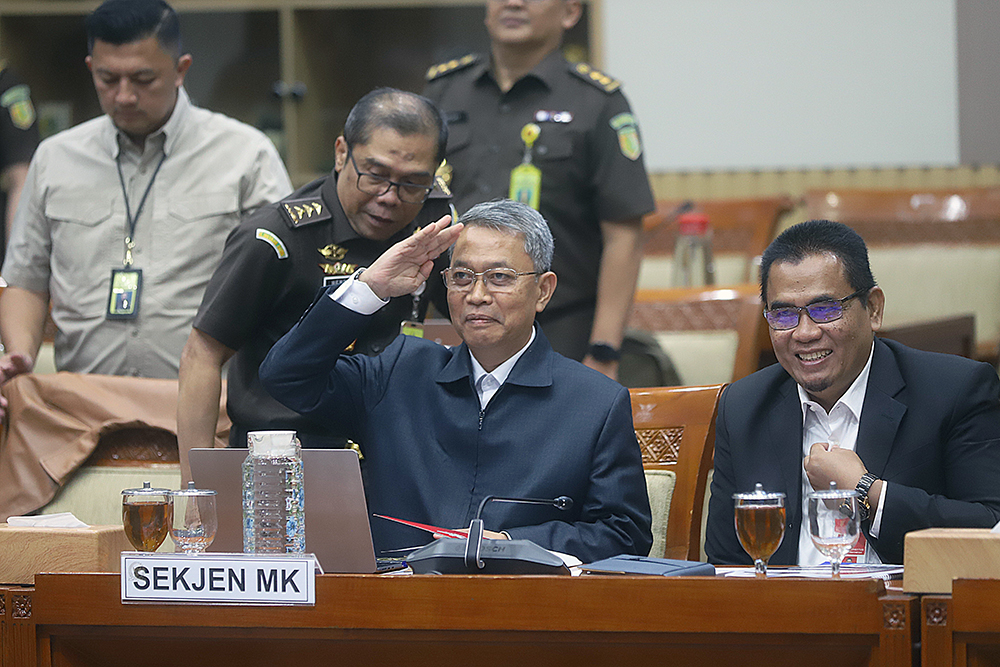 Sekretaris Jenderal Mahkamah Konstitusi (MK), Heru Setiawan bersama Jaksa Agung Muda Pembinaan (Jambin) Kejagung, Hendro Dewanto mengikuti rapat kerja bersama Komisi III DPR. (BeritaNasional/Elvis Sendouw)