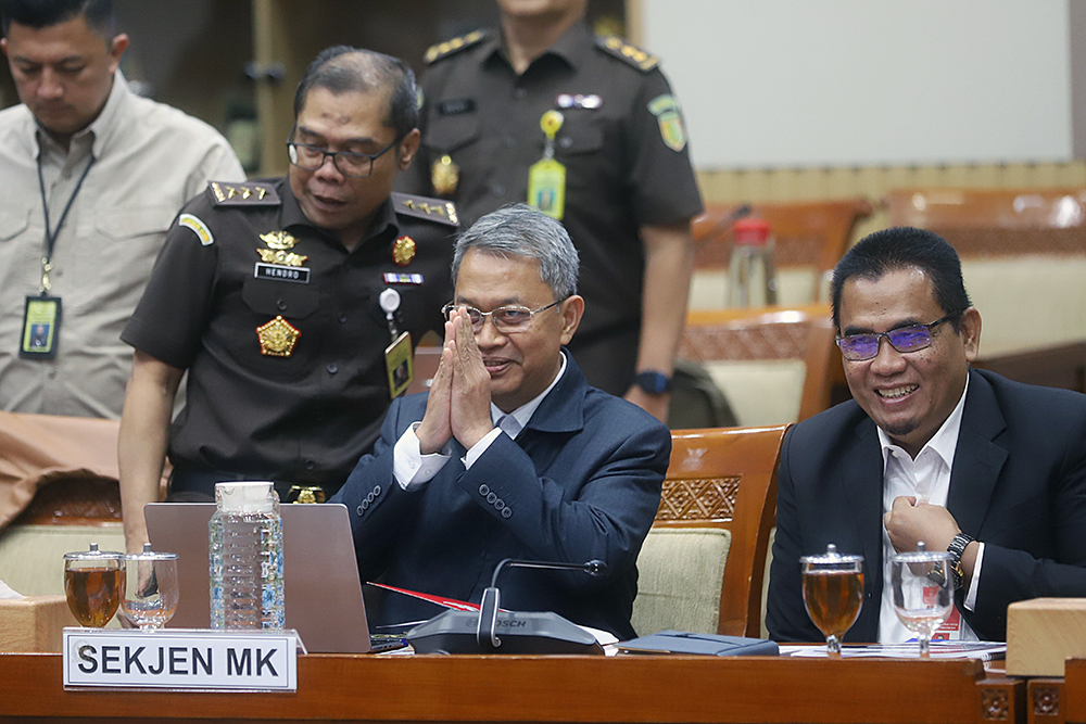 Sekretaris Jenderal Mahkamah Konstitusi (MK), Heru Setiawan bersama Jaksa Agung Muda Pembinaan (Jambin) Kejagung, Hendro Dewanto mengikuti rapat kerja bersama Komisi III DPR. (BeritaNasional/Elvis Sendouw)