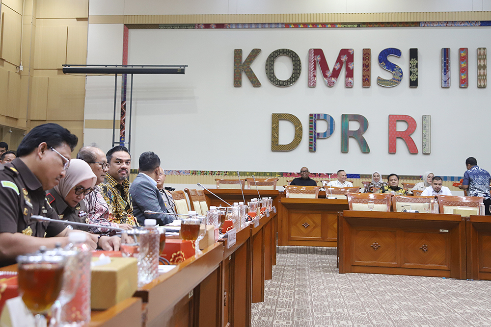 Raker Komisi III dengan Menteri UMKM Bahas Kasus Hukum Toko Mama Rapat Kerja Komisi III bersama Menteri UMKM. (BeritaNasional/Elvis Sendouw)