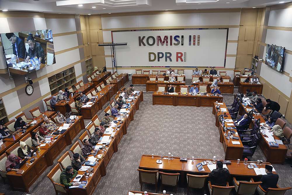 Kepala Pusat Pelaporan dan Analisis Transaksi Keuangan (PPATK) Ivan Yustiavandana memberikan penjelasan dalam rapat kerja bersama komisi III DPR. (BeritaNasional/Elvis Sendouw)