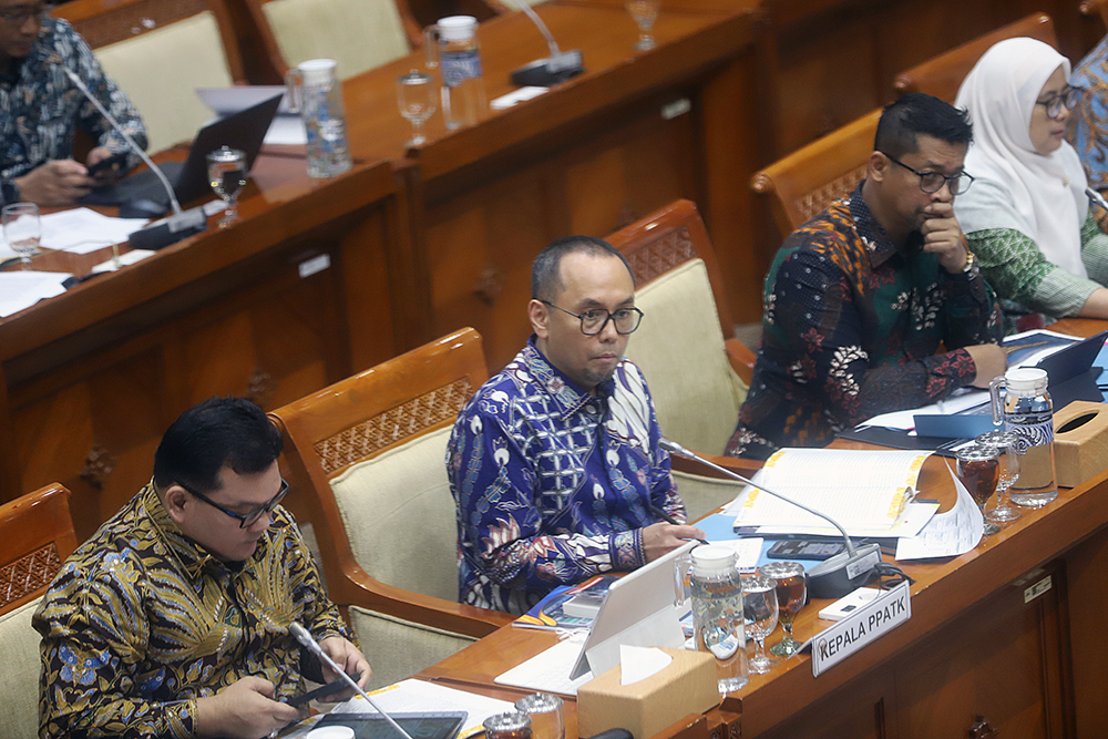 Kepala Pusat Pelaporan dan Analisis Transaksi Keuangan (PPATK) Ivan Yustiavandana memberikan penjelasan dalam rapat kerja bersama komisi III DPR. (BeritaNasional/Elvis Sendouw)