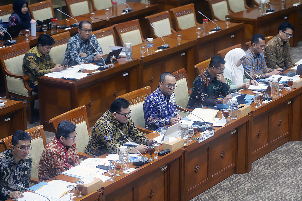 Kepala Pusat Pelaporan dan Analisis Transaksi Keuangan (PPATK) Ivan Yustiavandana memberikan penjelasan dalam rapat kerja bersama komisi III DPR. (BeritaNasional/Elvis Sendouw)