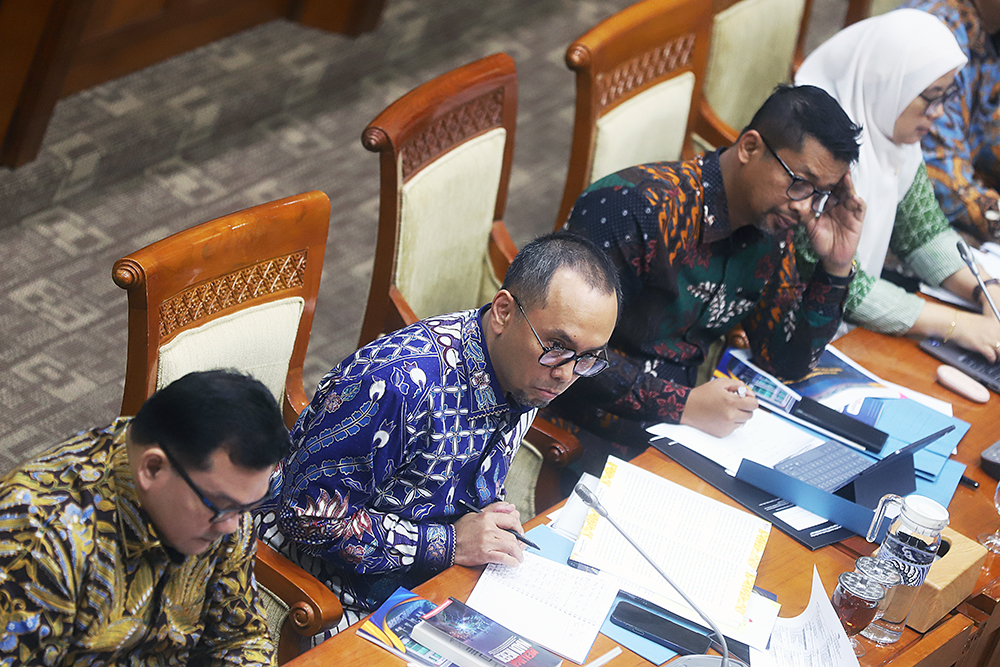 Kepala Pusat Pelaporan dan Analisis Transaksi Keuangan (PPATK) Ivan Yustiavandana memberikan penjelasan dalam rapat kerja bersama komisi III DPR. (BeritaNasional/Elvis Sendouw)