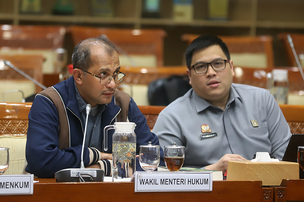 Wakil Menteri Hukum Edward Omar Sharif Hiariej (kedua kiri) menyampaikan paparan pada rapat kerja dengan Komisi III DPR. (BeritaNasional/Elvis Sendouw)