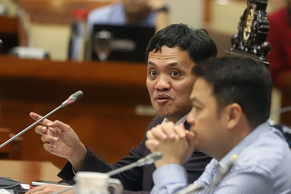 Wakil Menteri Hukum Edward Omar Sharif Hiariej (kedua kiri) menyampaikan paparan pada rapat kerja dengan Komisi III DPR. (BeritaNasional/Elvis Sendouw)