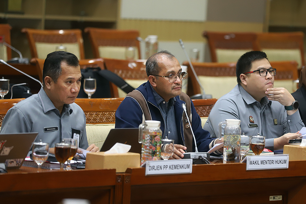 Wakil Menteri Hukum Edward Omar Sharif Hiariej (kedua kiri) menyampaikan paparan pada rapat kerja dengan Komisi III DPR. (BeritaNasional/Elvis Sendouw)