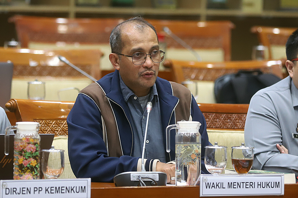 Wakil Menteri Hukum Edward Omar Sharif Hiariej (kedua kiri) menyampaikan paparan pada rapat kerja dengan Komisi III DPR. (BeritaNasional/Elvis Sendouw)