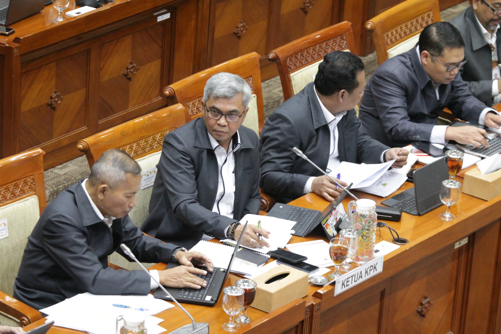 Ketua KPK Setyo Budiyanto bersama jajaran KPK mengikuti rapat kerja bersama komisi III DPR. (BeritaNasional/Elvis Sendouw)