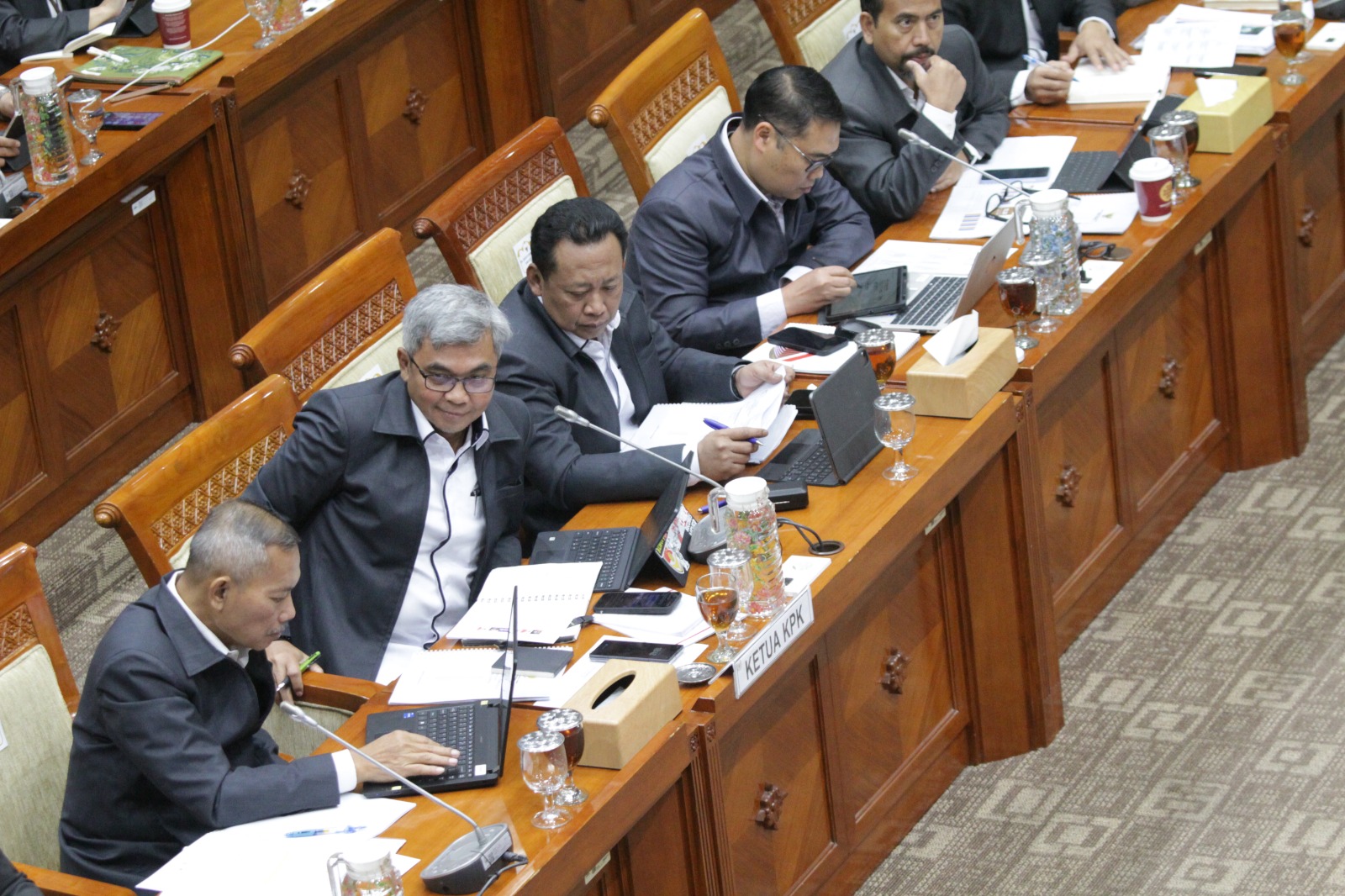 Ketua KPK Setyo Budiyanto bersama jajaran KPK mengikuti rapat kerja bersama komisi III DPR. (BeritaNasional/Elvis Sendouw)