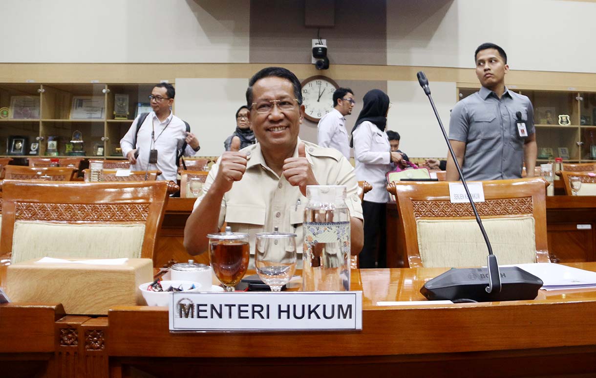 Ketua Komisi III DPR Habiburokhman (kanan) bersama Wakil Ketua Komisi III DPR Ahmad Sahroni (kiri) memimpin rapat kerja dengan pemerintah di Kompleks Parlemen, Senayan, Jakarta, Senin (25/5/2026). (Beritanasional.com/Oke Atmaja)