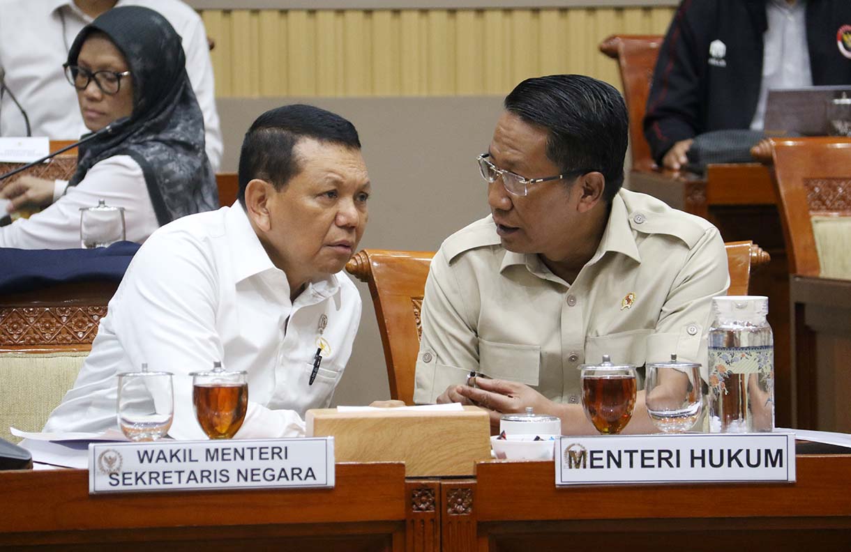 Ketua Komisi III DPR Habiburokhman (kanan) bersama Wakil Ketua Komisi III DPR Ahmad Sahroni (kiri) memimpin rapat kerja dengan pemerintah di Kompleks Parlemen, Senayan, Jakarta, Senin (25/5/2026). (Beritanasional.com/Oke Atmaja)